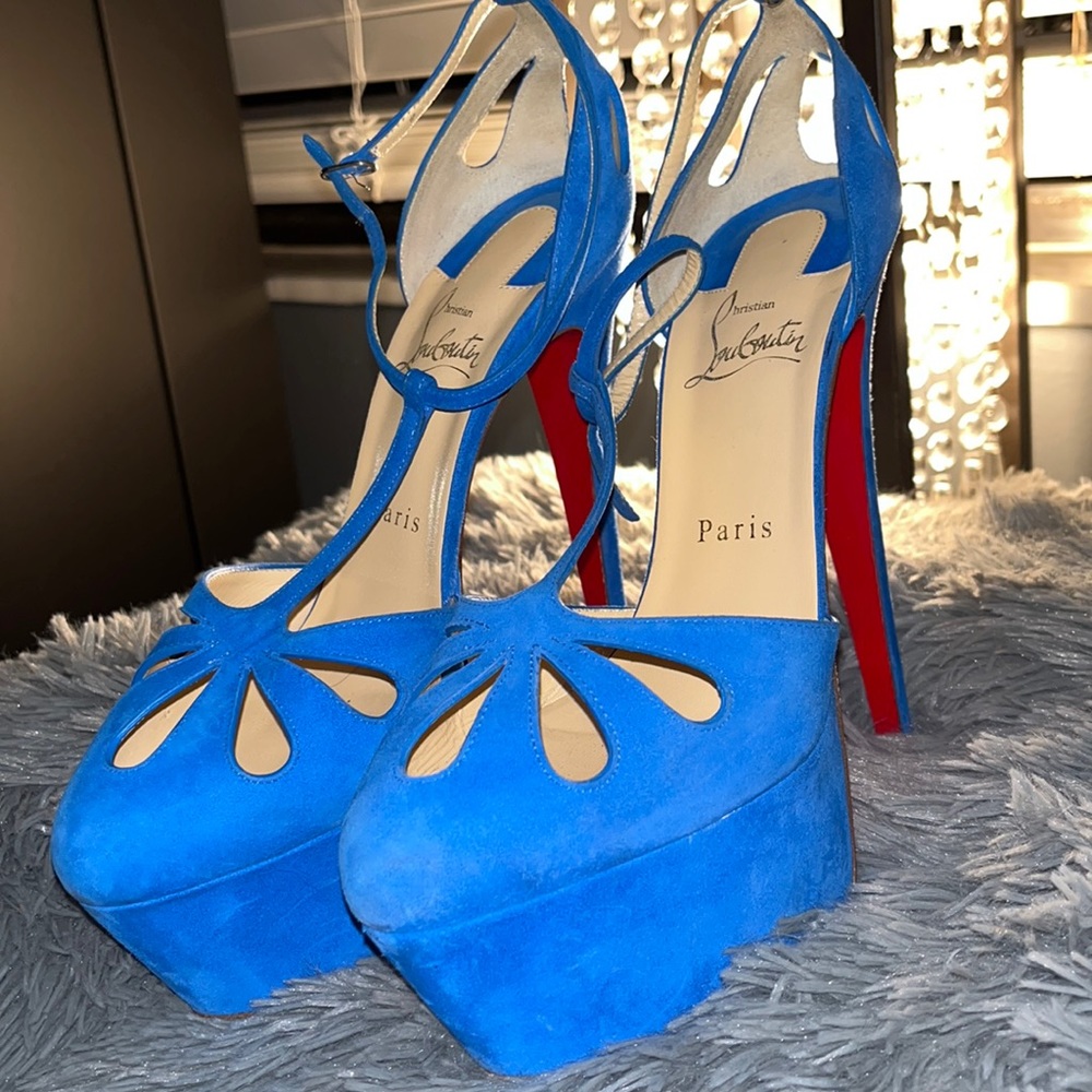 Christian Louboutin - Picture 3 of 9